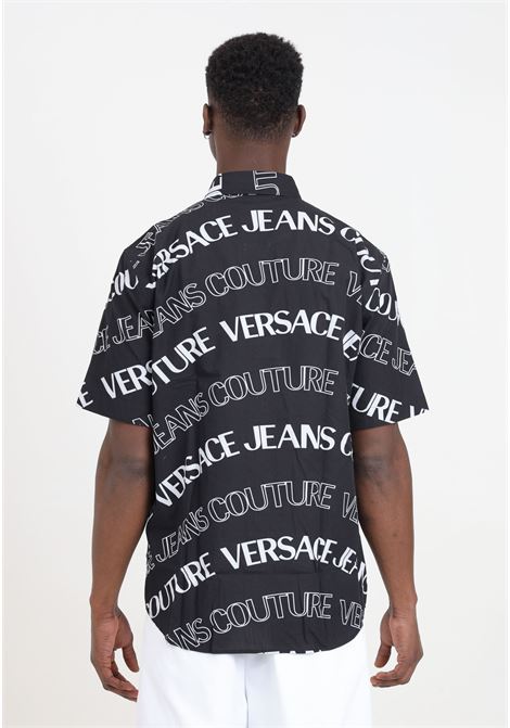Camicia da uomo nera lettering logo allover in bianco VERSACE JEANS COUTURE | 76GAL212NS405899